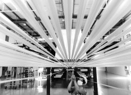 近日，由江蘇連云港中復(fù)神鷹碳纖維有限公司自主研發(fā)的千噸級(jí)高強(qiáng)型、高強(qiáng)中模型干噴濕紡高性能碳纖維關(guān)鍵技術(shù)及產(chǎn)業(yè)化項(xiàng)目通過中國工程院專家鑒定，這標(biāo)志著干噴濕紡技術(shù)在我國獲得重大突破，將大幅提升國產(chǎn)高性能碳纖維的競爭力和附加值。圖為7月8日，工人在該公司碳纖維生產(chǎn)線上工作。