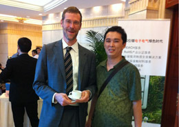 潤(rùn)大世紀(jì)員工與環(huán)球資源首席運(yùn)營(yíng)官、執(zhí)行總裁