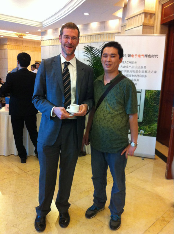 潤(rùn)大世紀(jì)員工與環(huán)球資源首席運(yùn)營(yíng)官、執(zhí)行總裁裴克為(Craig Pepples)在一起